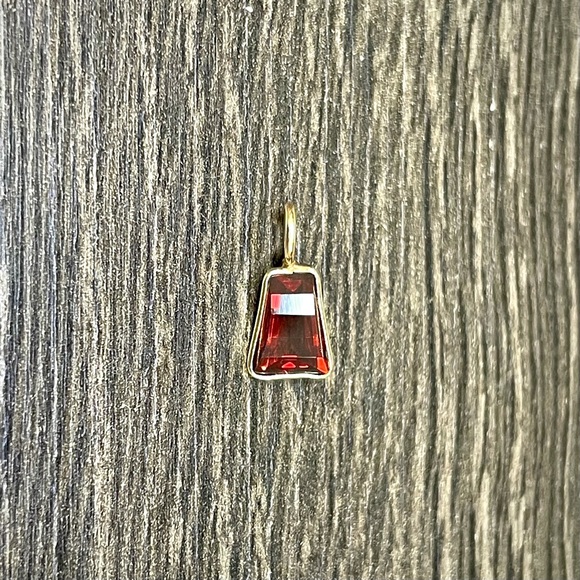 Garnet in a fancy cut Pendant Charm in solid 14k Yellow Gold 8x6.5 mm. - Picture 1 of 4